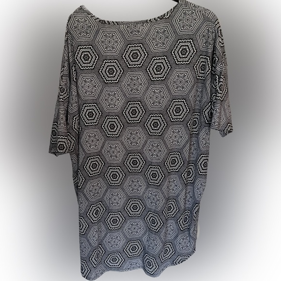 Lularoe Irma top. Size large, nice laying fabric - Picture 2 of 5